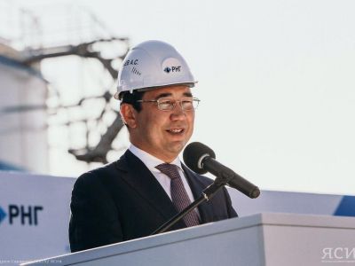 «Нефть и газ – залог тепла и света в наших домах». Айсен Николаев поздравляет с Днем нефтяника