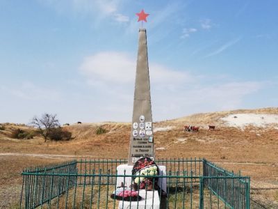 Братская могила советских воинов, погибших в период Сталинградской битвы