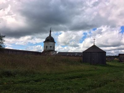 Ограда с башнями