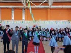 Сергей Местников поздравил с последним звонком выпускников «Айыы кыhата»