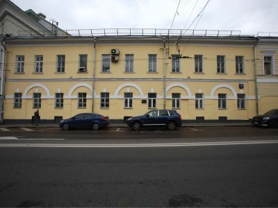 Жилой дом с росписью плафонов в интерьере