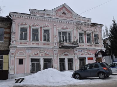 Каменное двухэтажное здание торговой лавки