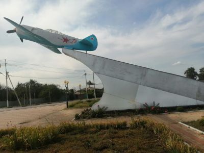 Самолет ЛА-5, установленный в честь 14-й Гвардейской авиадивизии. Памятный знак