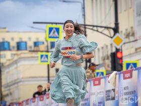 Сотни якутян в национальной одежде пробежали на марафоне Олонхо