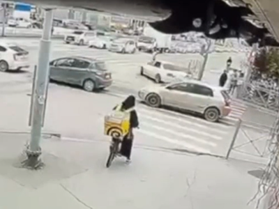 Видео: в Якутске на разрешающий сигнал светофора сбили пожилую женщину