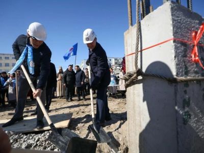 В Якутске установили «золотую» сваю нового корпуса школы №20