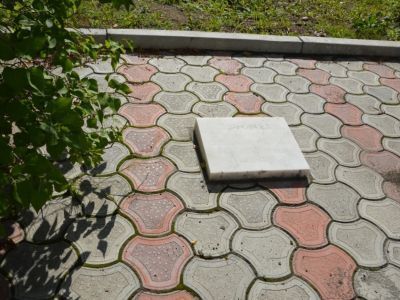 Могила Пузановой (Дедюры) Евдокии Лаврентьевны (1881–1924 гг.), профессиональной революционерки, партийного и общественного деятеля