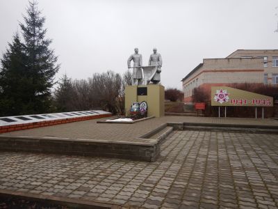 Братская могила 2 советских воинов, погибших в боях с фашистскими захватчиками