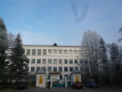 Здание школы-интерната, где 2 сентября 1962 г. Ю.А. Гагарин встречался с преподавателями и учащимися школы. Установлена мемориальная доска