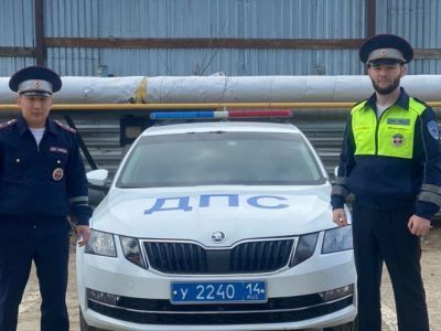 Автоинспекторы в Якутске помогли вынести из горящего дома пожилую женщину