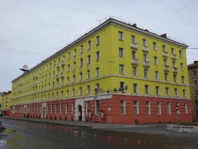 Дом жилой с учреждениями