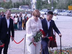В День памяти и скорби в Якутске возложили цветы на площади Победы