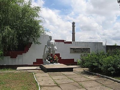 Памятный знак на месте гибели советских военнопленных  (пересыльный лагерь для советских военнопленных) (скульптор Д. М. Журавлев)