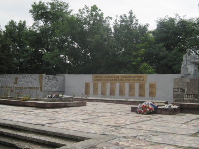 Братская могила советских воинов, погибших в годы гражданской и Великой Отечественной войн