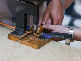 Более 70 кузнецов демонстрируют возможности якутских ножей, разрезая войлок, кости и дерево