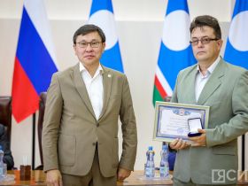 Госнаграды вручили журналистам Якутии в День национальной печати