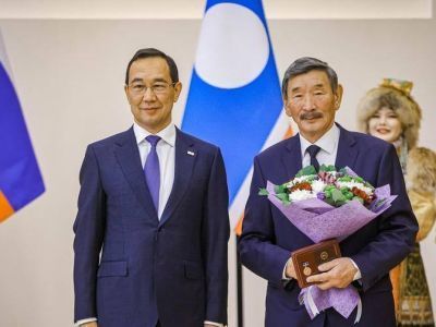 Глава Якутии поздравил с юбилеем народного писателя Якутии Дмитрия Наумова