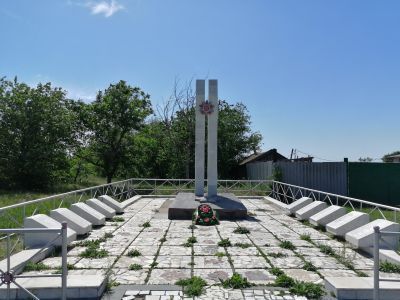 Братская могила советских воинов, погибших в период Сталинградской битвы