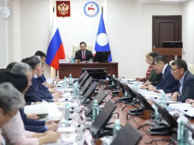 Айсен Николаев поручил разработать учебно-методический комплекс «География Якутии»