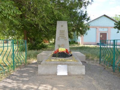 Братская могила советских воинов, погибших в период Сталинградской битвы