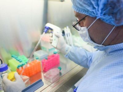 Кабмин выделил более 400 млн рублей на изучение генома штамма "омикрон"