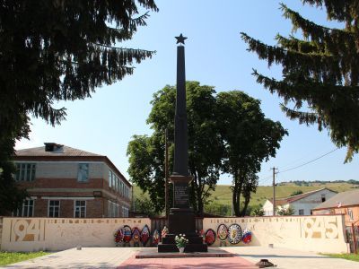 Обелиск воинам-односельчанам, павшим в 1941-45 гг.