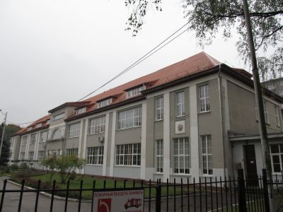 Главное здание с двумя рельефами (скульптор С. Кауэр, ракушечник)