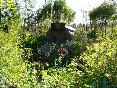 Памятник (кирпичная стена) на месте расстрела фашистами местных жителей в 1942 г.