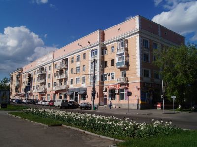 Дом жилой со встроенными торговыми помещениями