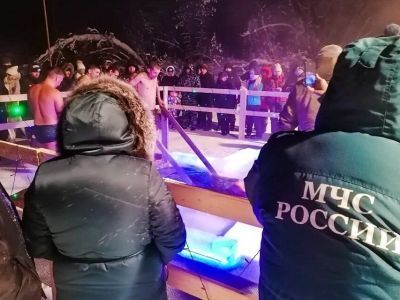 Спасатели обеспечивают безопасность в местах проведения Крещенских купаний в Якутии