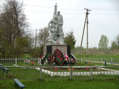 Братская могила 811 советских воинов, погибших в 1941-1945 гг. при освобождении района от немецко-фашистских захватчиков. Установлена скульптура