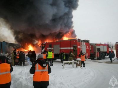 В МЧС назвали предварительную причину пожара в арочном гараже в Якутске
