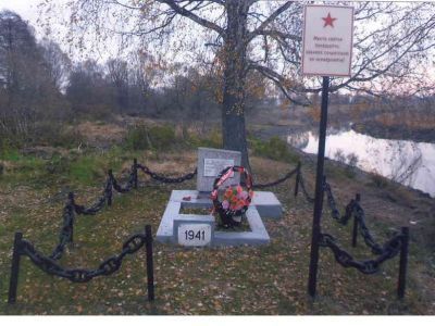 Братская могила 3 советских воинов, погибших в 1943 г. в бою с немецко-фашистскими захватчиками