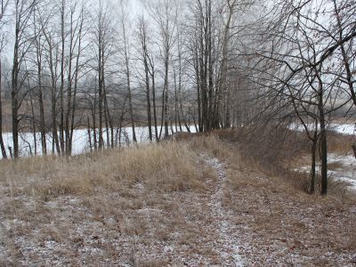 Памятное место, где в 1925 г. кулаками был убит председатель сельского Совета, коммунист А.Е.Караваев. Установлен обелиск