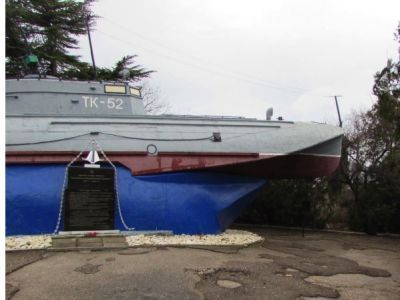 Памятник героям торпедных катеров, 1949 г.: Торпедный катер ТК-52, Мемориальная стена