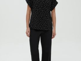 Блузка с коротким рукавом и отложным воротником