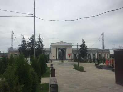 Здание ж.д. вокзала. Здесь на станции Невинномысская в марте 1918 года под руководством Героя гражданской войны Я.Ф. Балахонова был сформирован 2-й Кубанский революционный отряд