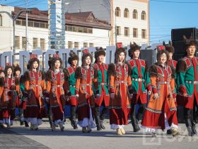 В Якутске на площади Республики открыли большой театральный сезон