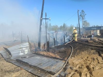 Шесть строений пострадали при пожаре в Нижнем Бестяхе
