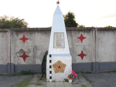 Обелиск в память пионеров, братьев Гасановых, расстрелянных в 1942г. немецко-фашист. палачами
