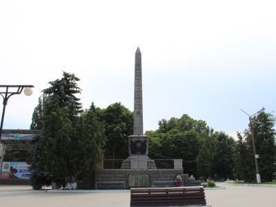Обелиск, сооруженный в память партизан I партизанской Курской бригады, погибших в боях с немецко-фашистскими оккупантами в 1941-1943 гг.