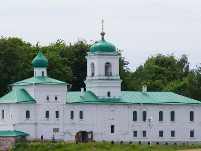 Стефановская церковь со Святыми вратами, колокольней и братским корпусом
