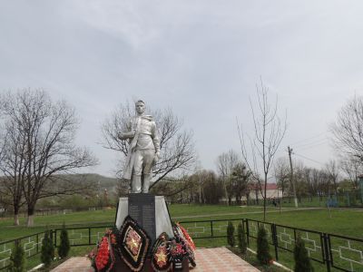 Братская могила советских воинов, погибших в боях с фашистскими захватчиками