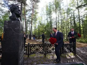 Айсен Николаев почтил память шахтёров в Нерюнгри