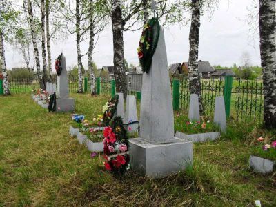 Братская могила советских воинов