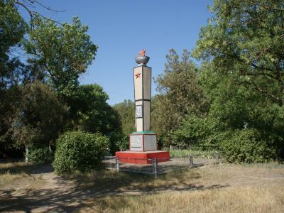 Братская могила советских воинов