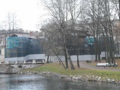 Деревянное здание оранжереи у дачи В.Ф.Громова с садом, оградой