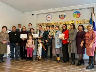 Молодым семьям Усть-Майского района Якутии вручили сертификаты на жилье