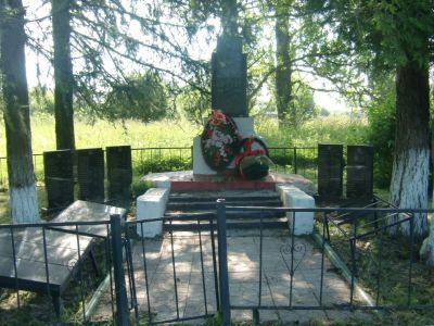 Братская могила воинов Советской Армии, погибших в боях с немецко-фашистскими захватчиками в период Великой Отечественной войны 1941-1945 гг.