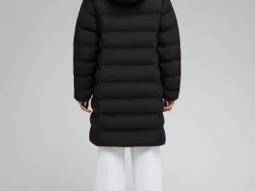 Утепленное пальто с капюшоном